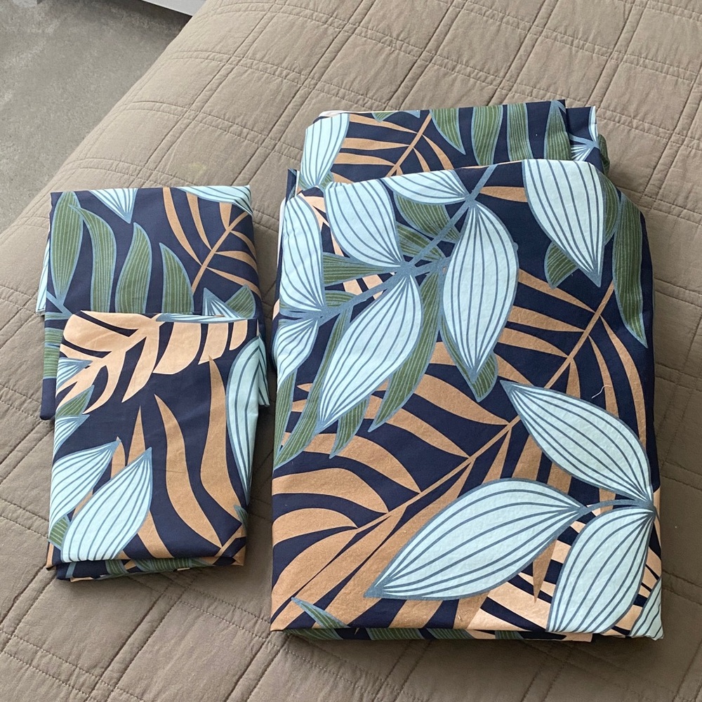 Twin Tropical Leaf Duvets with shams Set of 2